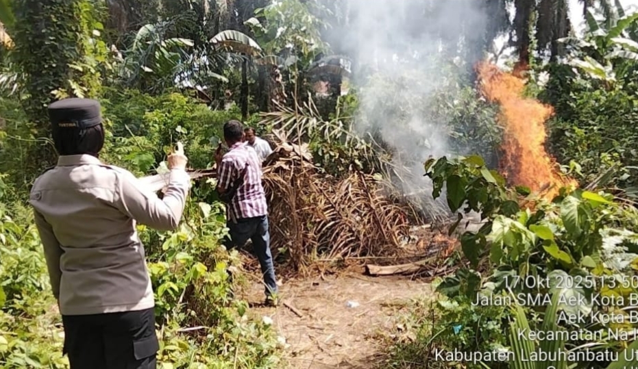 Pondok Lapak Sabu -Sabu di Bakar Oleh  Kapolsek NA IX-X,  di Belakang Pemakaman Umum