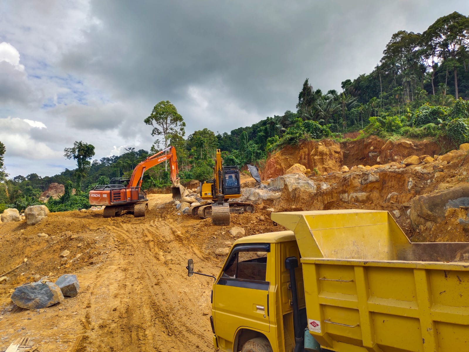 Warga Tercekik Debu dan Bahaya Longsor: Galian Kopisan Dalam Tak Tersentuh Pengawasan!