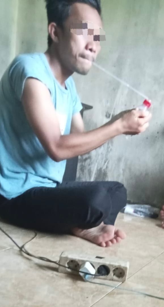 Viral di Medsos, Seorang Pria Sedang Asik Isap Sabu-Sabu di Labuhanbatu, Kapolres di Minta Bertindak