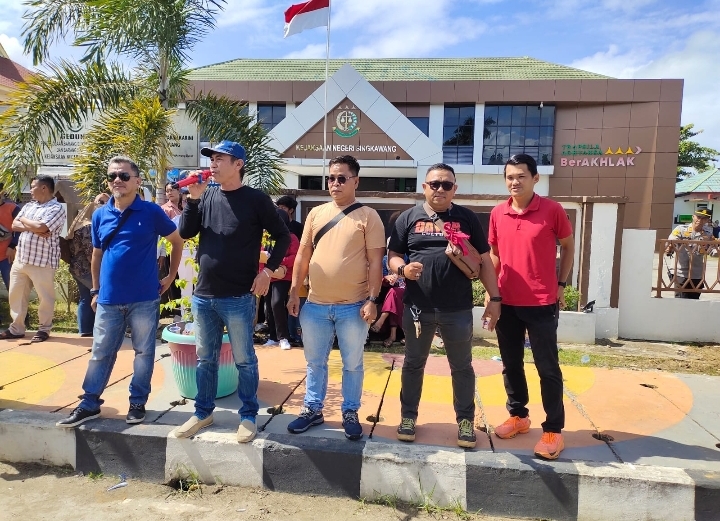 Aksi Damai Masyarakat Peduli Singkawang Berlangsung Kondusif, Perwakilan Massa Diterima Humanis oleh Kejaksaan