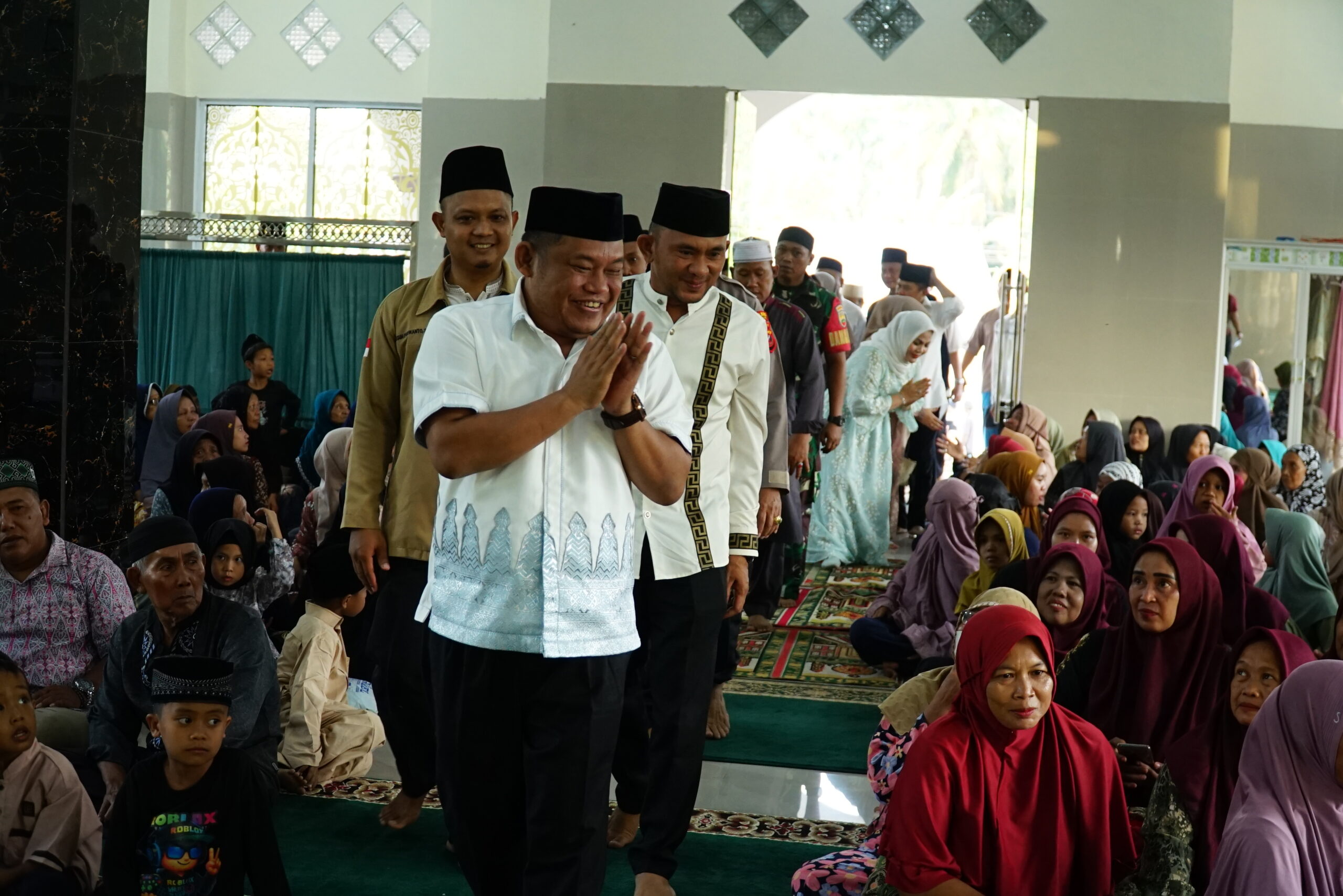 Safari Ramadhan ke Panai Hulu, Wabup Labuhanbatu Serahkan Bantuan 50 Paket Sembako