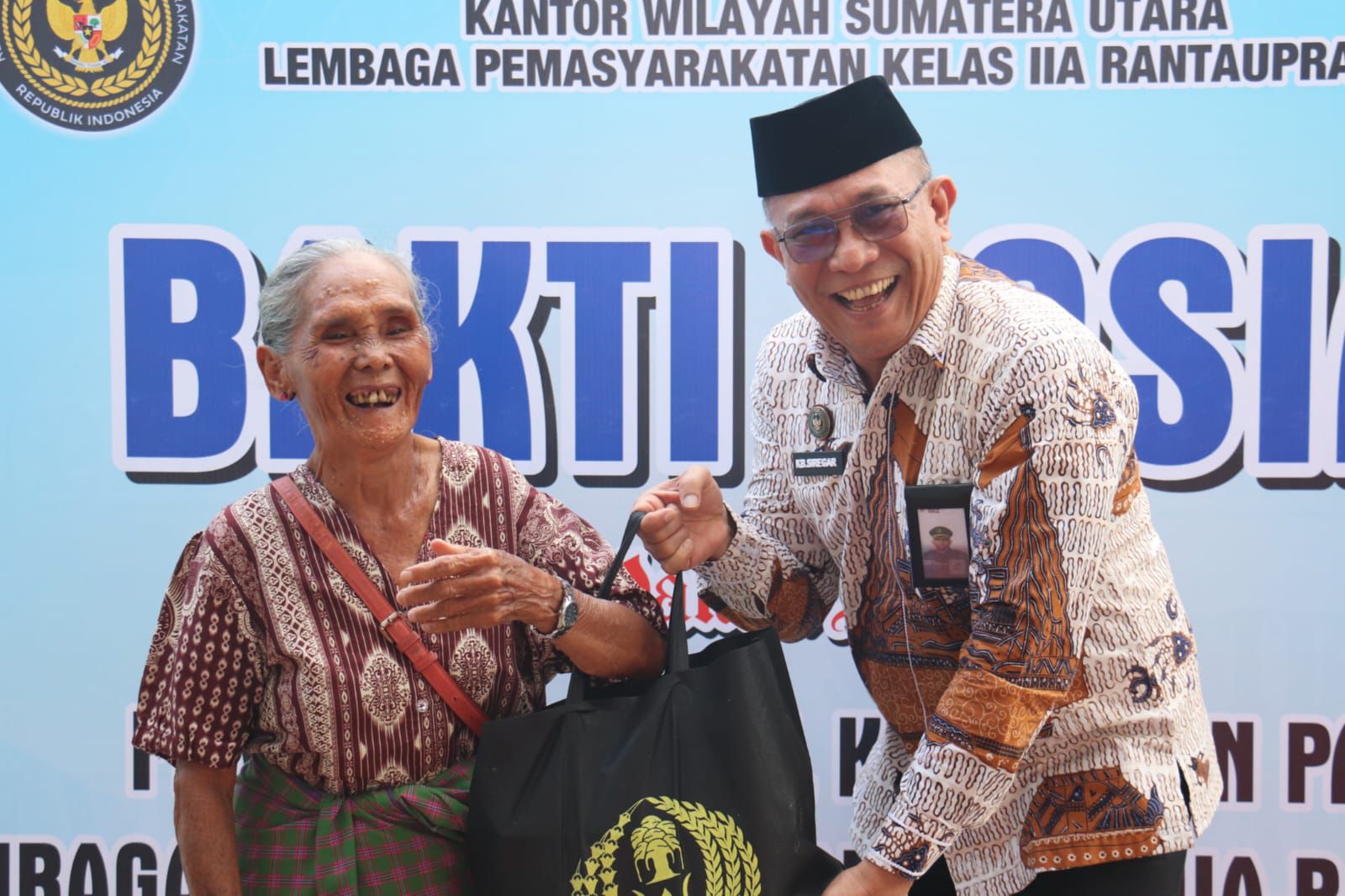 Lapas Kelas IIA Rantau Prapat Bagikan Sembako Beras ke Keluarga Binaan, Hasil Panen “Hanpang”