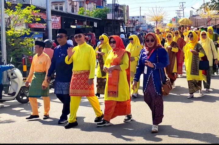 ​Lestarikan Tradisi Melayu, Disdikbud Kota Singkawang Sukses Gelar Gebyar Hardiknas 2026 Melalui Belarak Pengantin dan Saprahan