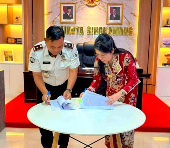 Komitmen Perkuat Kerja Sama, Kalapas Singkawang dan Jajaran Laksanakan MoU di Kantor Wali Kota