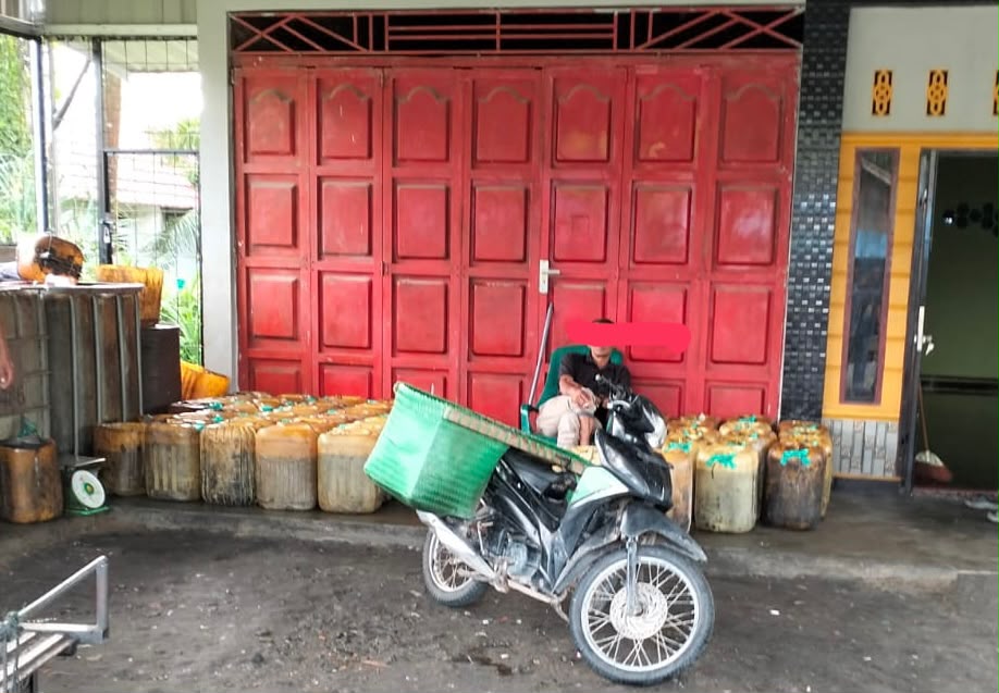 Diduga Ada Penimbunan Solar Subsidi di Panai Hilir, Dua Warga Disorot Warga, Jerigen Berserakan di Depan Rumah