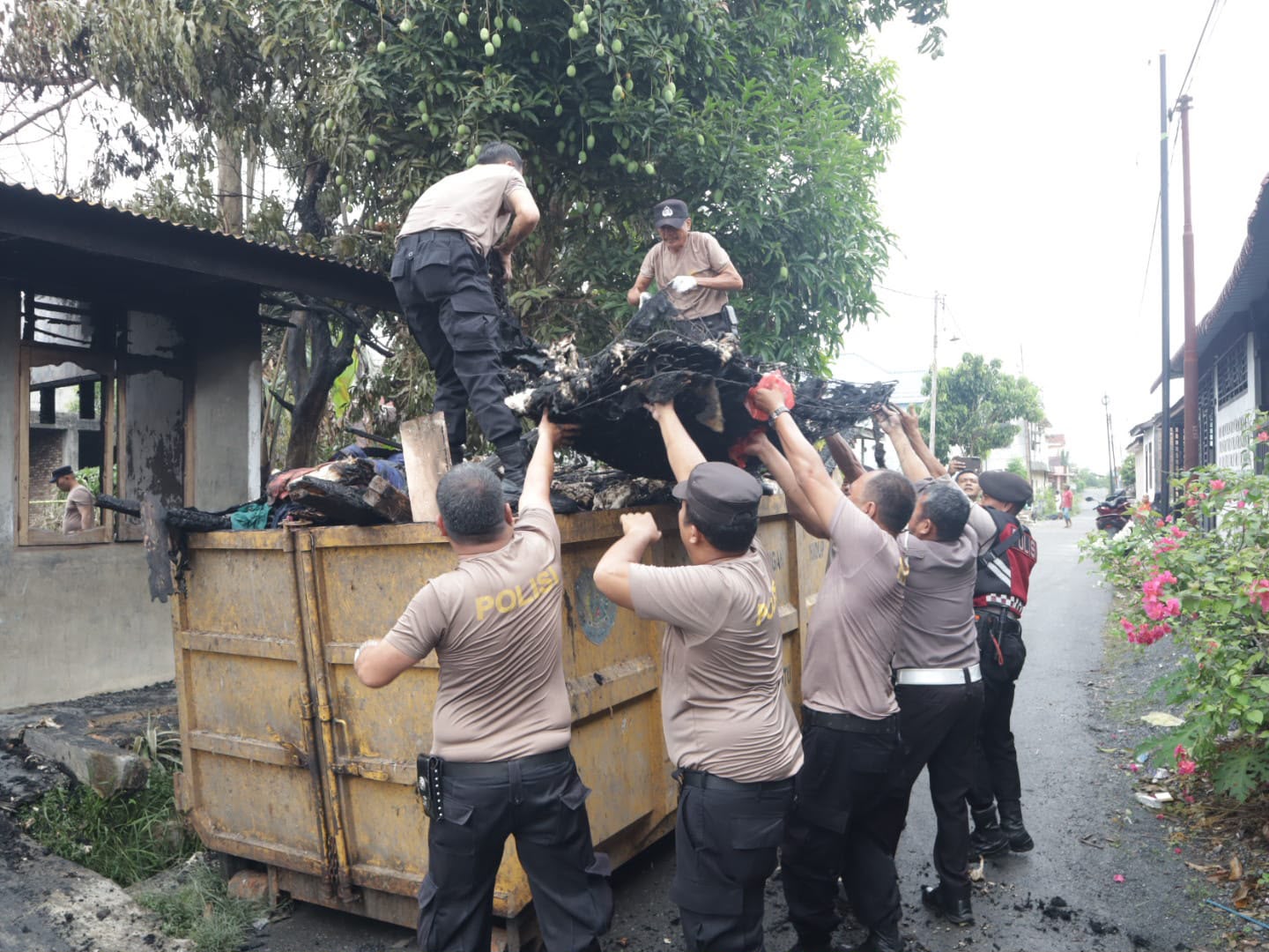 Polres Labuhanbatu Turun Gotong Royong Bersihkan Puing Kebakaran di Jalan Bakti Lama Rantauprapat