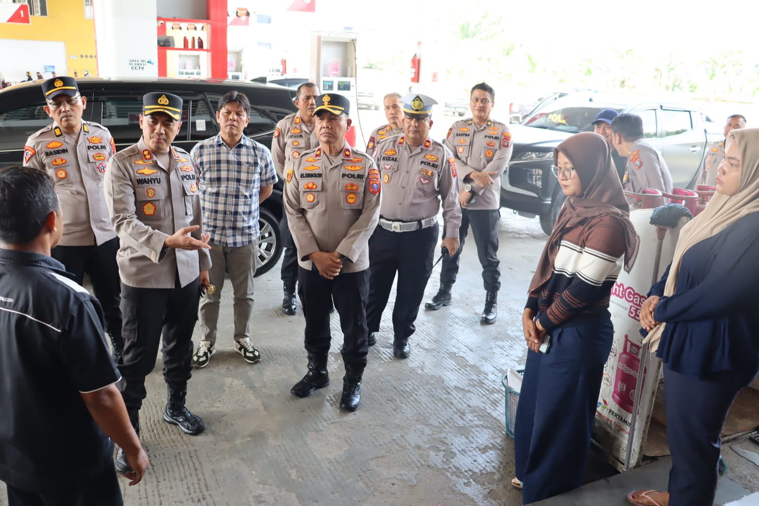 Kapolres Labuhanbatu Sidak SPBU Cek Stok BBM Dan Tertibkan Antrean Warga