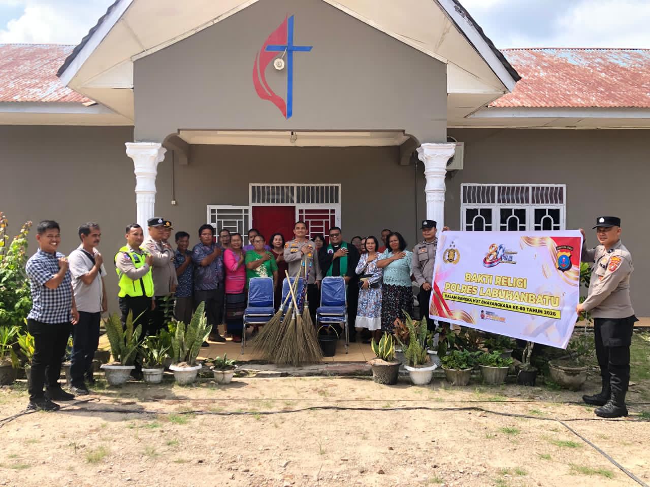 Sambut HUT Bhayangkara ke-80, Kapolsek Na IX-X Bakti Religi Bersih Gereja di Labura
