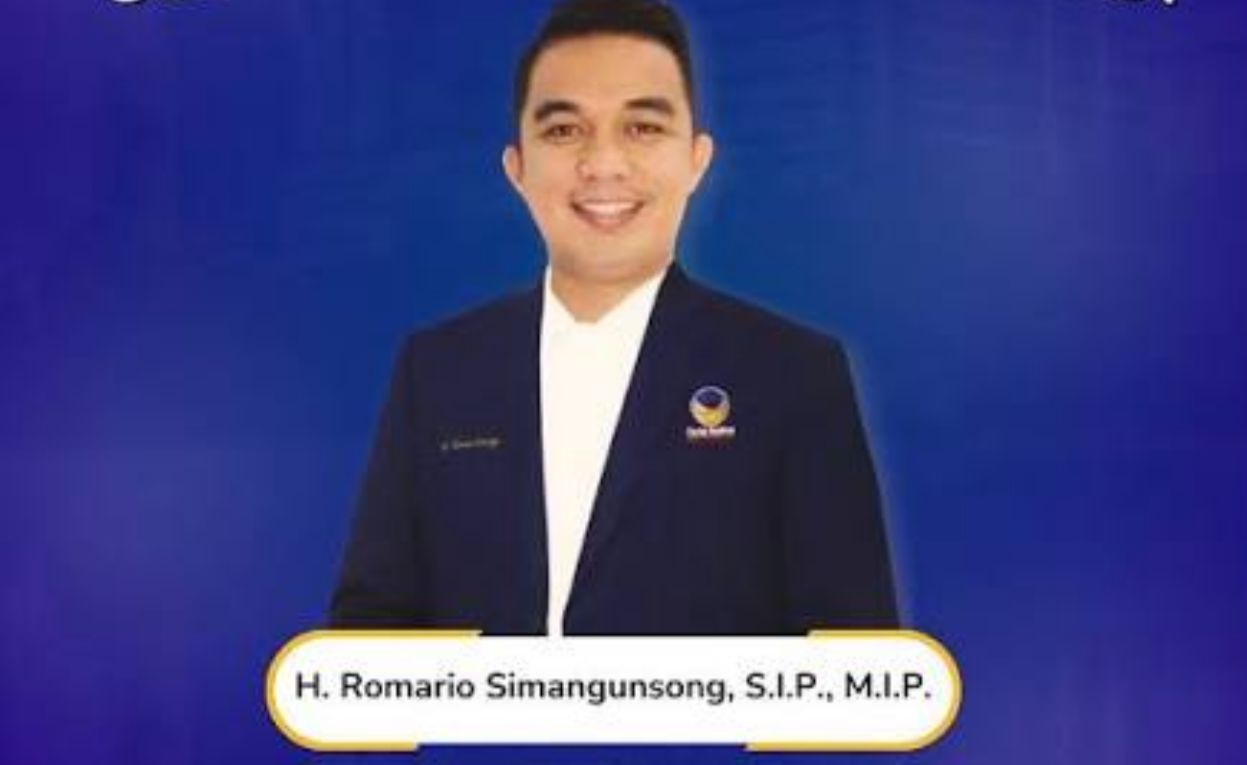 Anggota DPRD Romario Simangunsong , Lurah, dan Warga Kompak Desak Aspal Permanen Jalan Dano Bale A