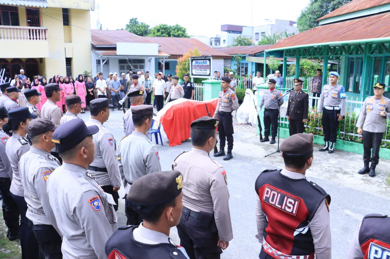 Pengabdian Terakhir Aiptu Selamet Suheri, Rekan-rekan Polres Labuhanbatu Antarkan ke Peristirahatan Terakhir
