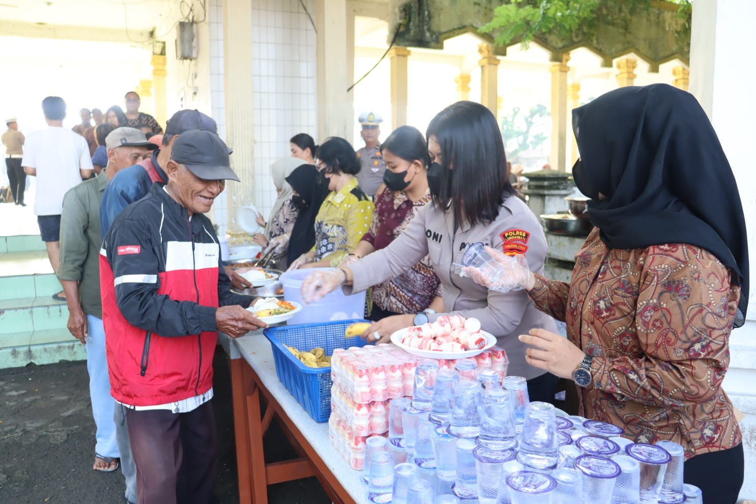 Polres Labuhanbatu Gelar Warung Polri Presisi Ke-15, Nasi Gratis dan Keakraban untuk Ojek Online, Petugas Kebersihan hingga Tukang Becak