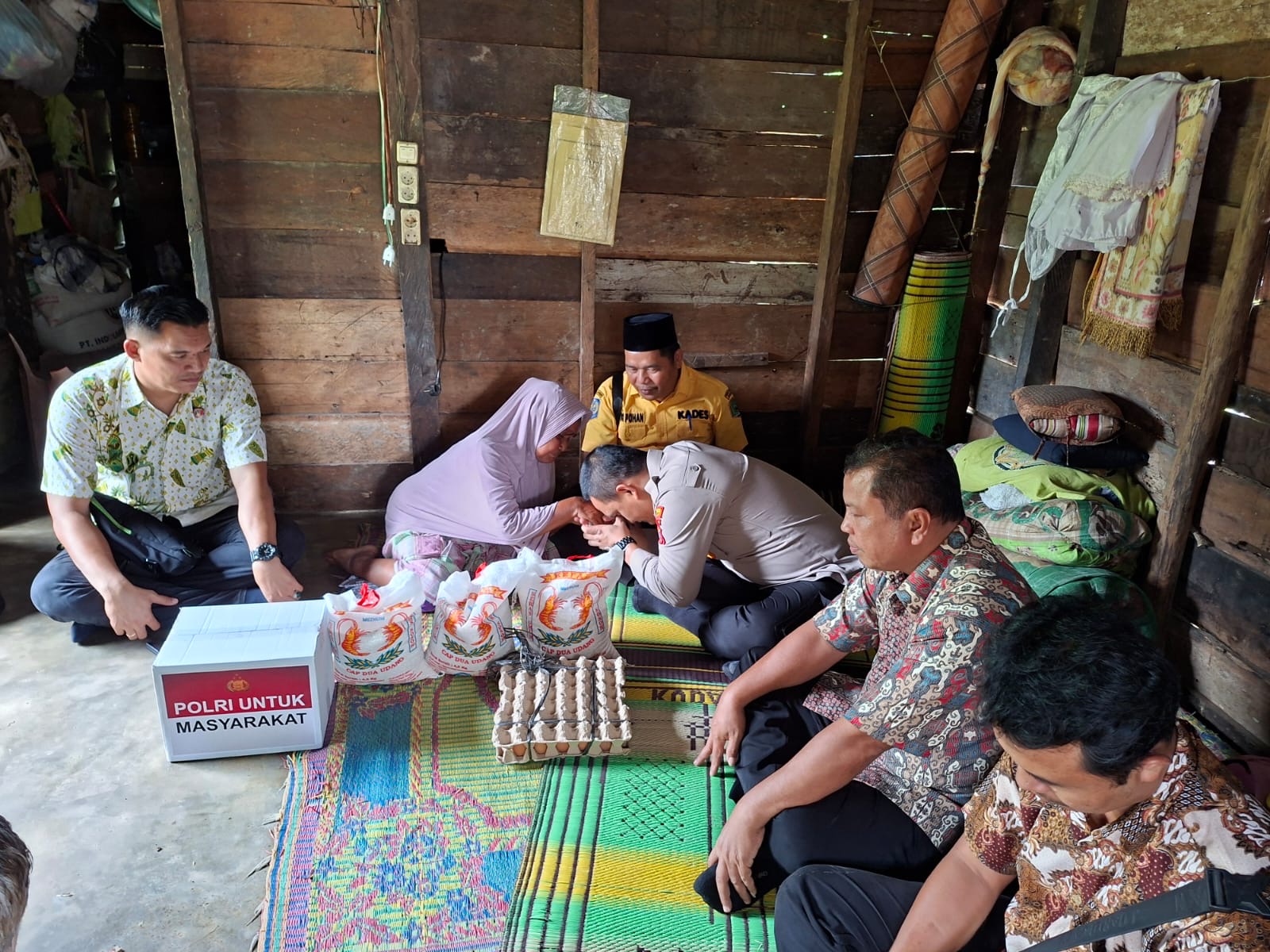 Jumat Berkah, Kapolsek Na IX-X Salurkan Bantuan ke Nenek Janda 71 Tahun di Pematang