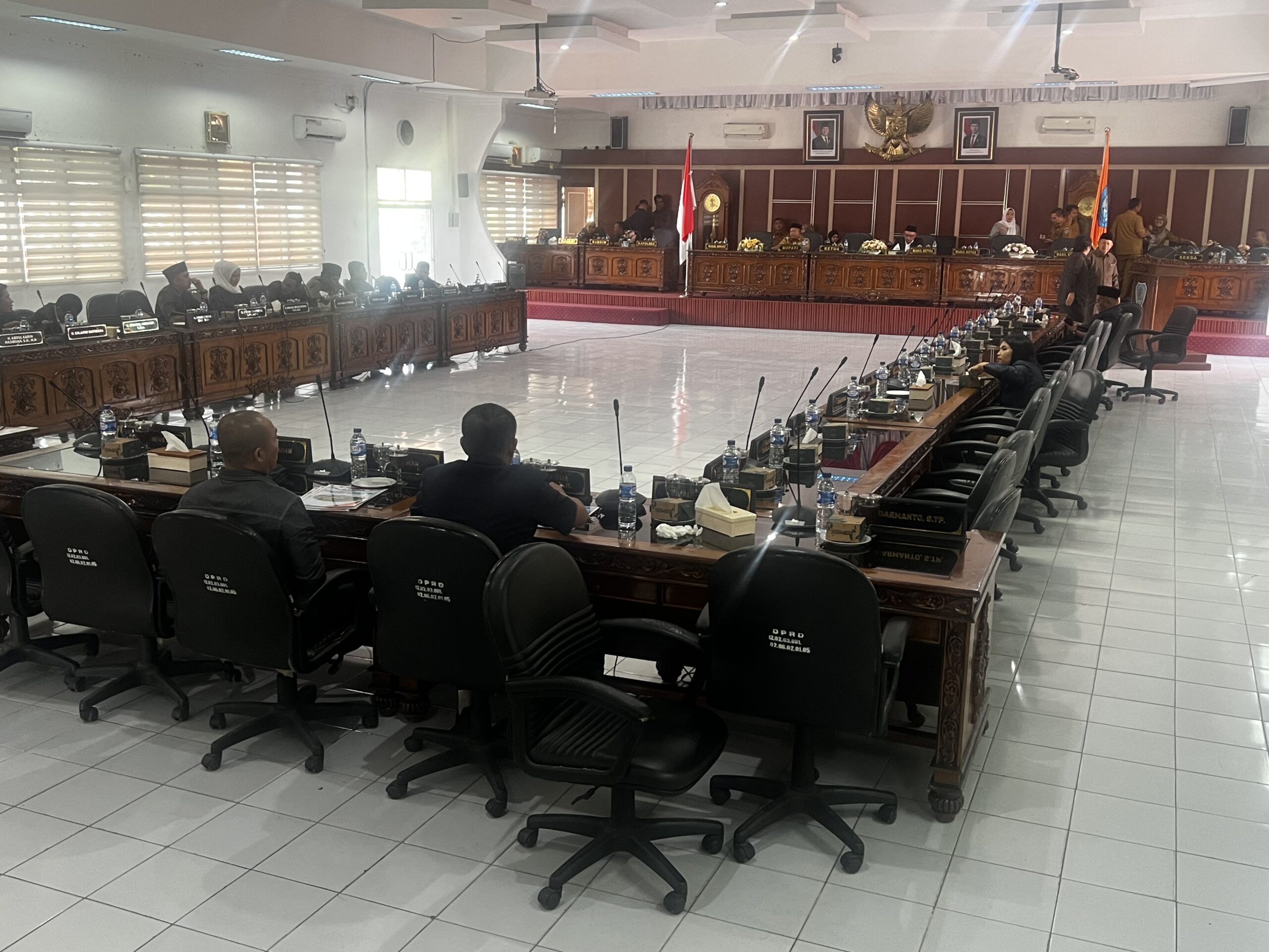 Sidang Paripurna DPRD Labuhanbatu Molor 2 Jam, Pansus Ranperda TRW Belum Dimulai