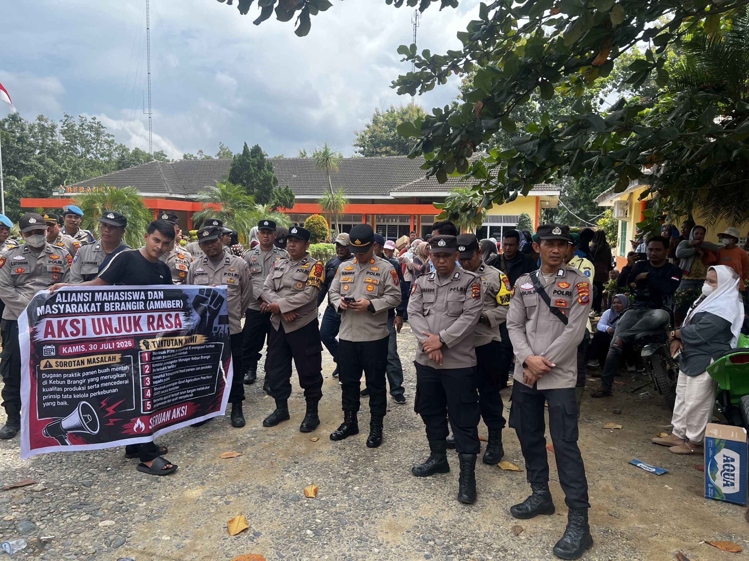 AMMBER Tuding Polsek NA IX-X Polres Labuhanbatu Diduga Tidak Netral Saat Pengamanan Aksi di PTPN IV Brangir